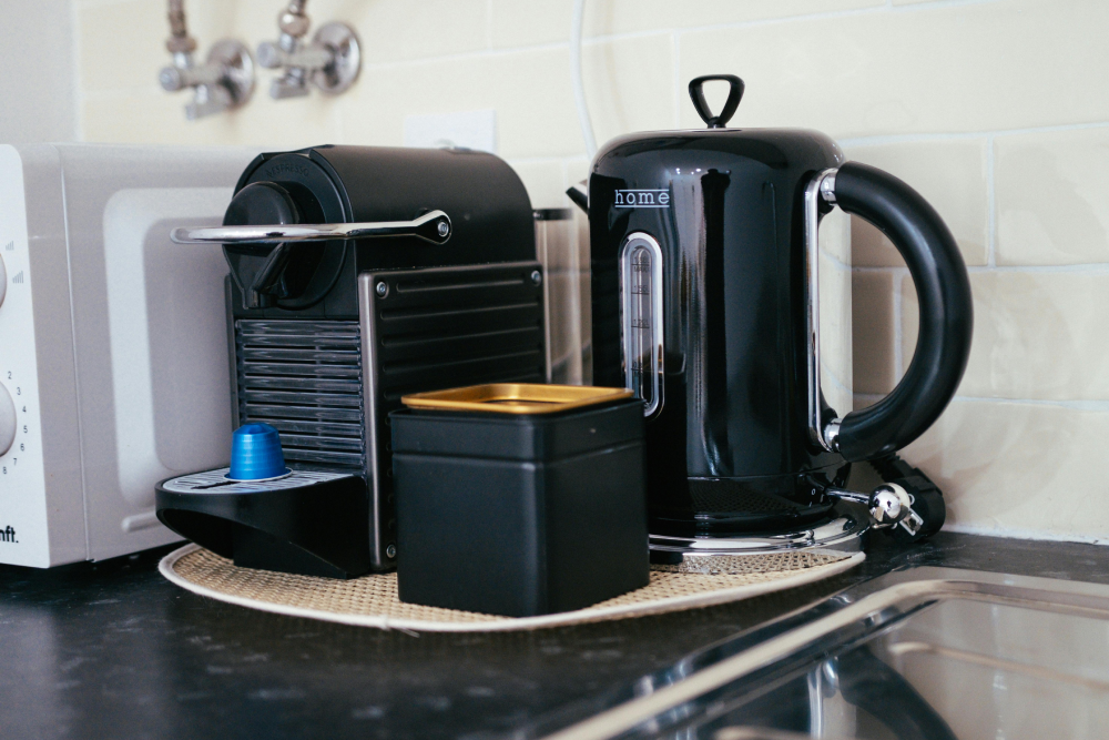 1 koffiezetapparaat of waterkoker is genoeg | opgeruimdezaken.nl